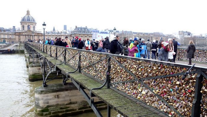جسر العشاق في باريس