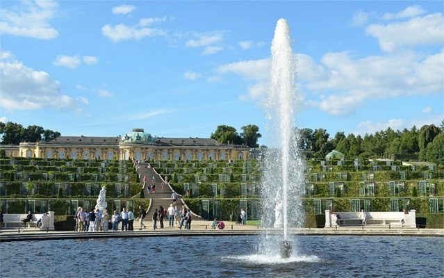 حديقة قصر سانسوسي برلين

