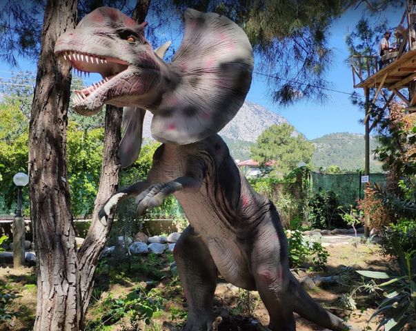 في حديقة المنورة الديناصورات المدينة Jurassic World